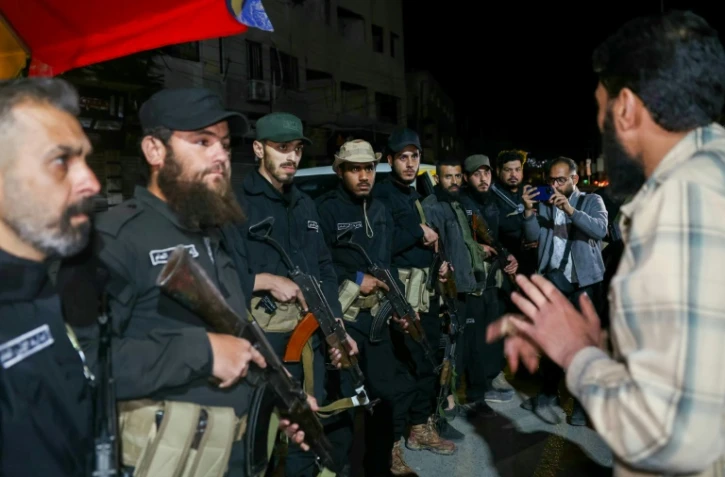 Des membres des forces de sécurité syriennes se déploient à l'entrée de Jaramana, dans la banlieue de Damas, le 2 mai 2025