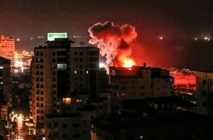 Un panache de fumée s'élève dans le ciel de Gaza après une frappe aérienne de l'armée israélienne le 8 août 2018