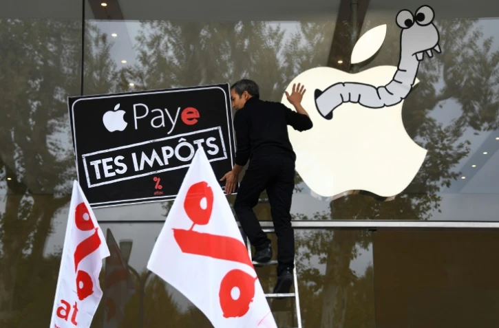 Un activiste de l'association ATTAC devant un magasin de l'enseigne à Aix-en-Provence, le 3 novembre 2017