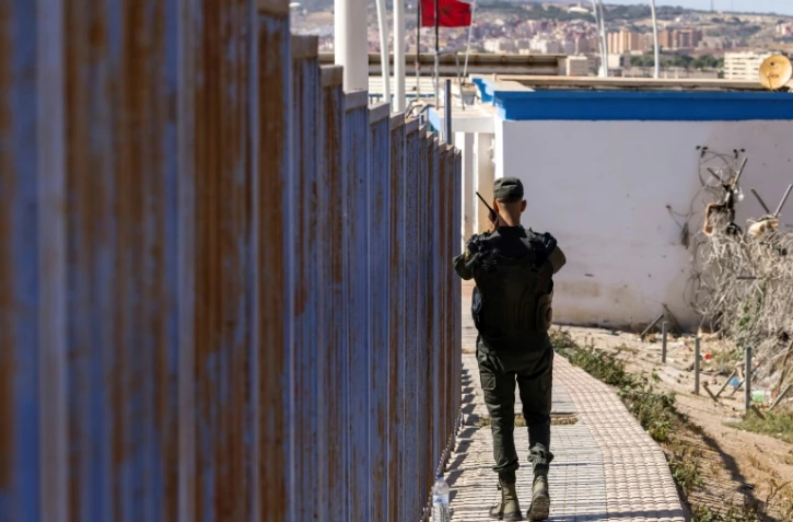 Un garde des forces de sécurité marocaines patrouille le long de la frontière séparant le Maroc et l'enclave nord-africaine espagnole de Melilla, le 26 juin 2022