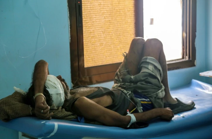 Un homme repose sur un lit d'hôpital après avoir été blessé par une frappe aérienne à Taez, troisième ville du Yémen, le 29 décembre 2015