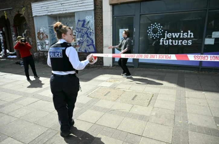 La police établit un périmètre après un incendie criminel qui a visé un local où était installée une organisation caritative juive, dans le nord-ouest de Londres, le 18 avril 2026