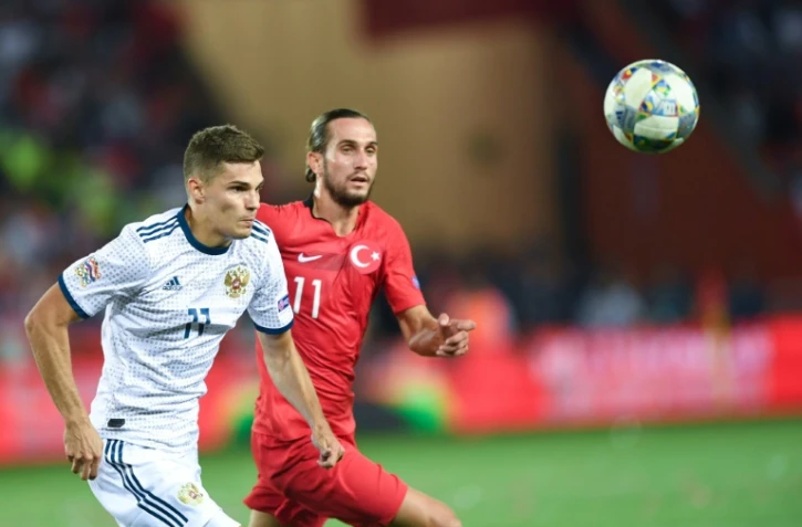 Le milieu turc Yusuf Yazici (d) Ă la lutte avec le Russe Roman Zobnin en Ligue des Nations, le 7 septembre 2018 Ă Trabzon