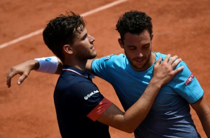 L'Autrichien Dominic Thiem (g) vainqueur de l'Italien Marco Cecchinato en demi-finales de Roland-Garros, le 8 juin 2018