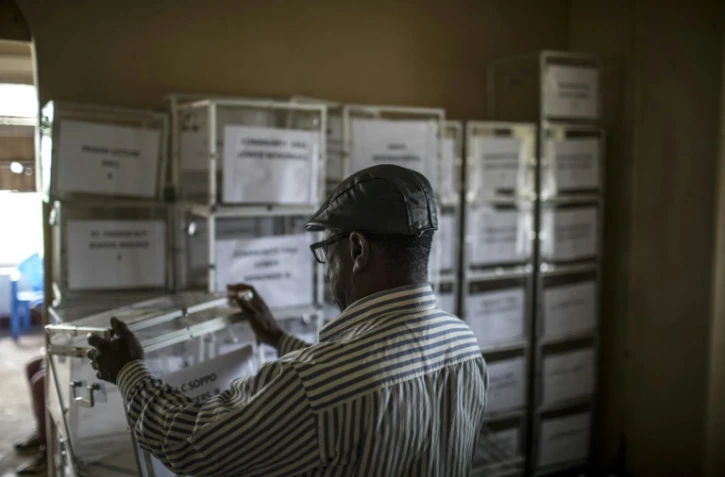 Préparation des urnes avant l'élection  présidentielle au Cameroun, le 6 octobre 2018 à  Buea