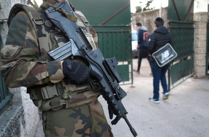 Un militaire de garde devant l'entrée de l'école "La Source" le 12 janvier 2016 à Marseille