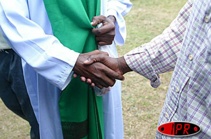 Mercredi 26 novembre 2003 -
À l'occasion de l'Eïd el fitr, un concours de lecture du coran a été organisé à la Maison de Mayotte (Saint-Denis)