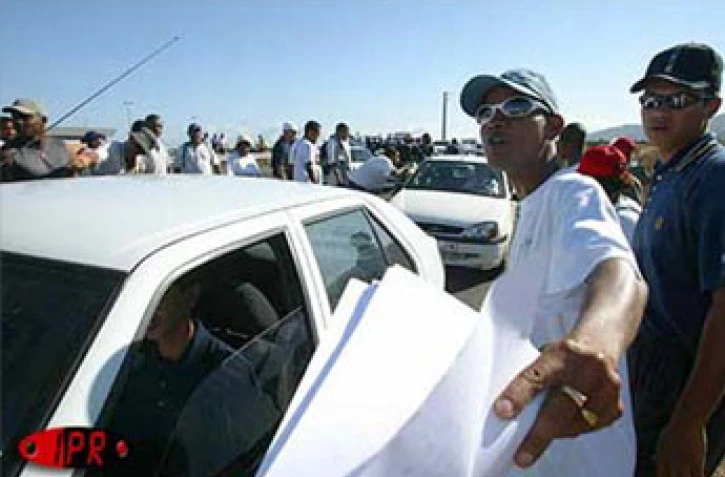 Le mardi 8 octobre 2002 de 8 heures à midi, des centaines de centaines de jeunes employés contrat emploi-jeunes ont paralysé le réseau routier de La Réunion. Ils craignent de perdre leur emploi