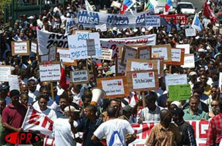 À l'appel du collectif Emplois en danger, 2 000 jeunes employés en contrat emplois jeunes (CEJ) ont manifesté dans les rues de Saint-Denis le mercredi 18 septembre 2002 lors de la visite officielle de Brigitte Girardin, ministre de l'Outre-mer
