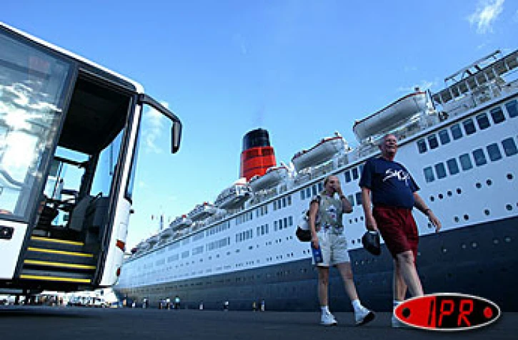 Le Queen Elizabeth II en escale pour une journée au port de la Pointe des Galets le mardi 25 mars 2003