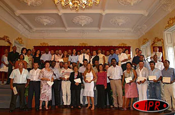 Mercredi 22 septembre 2004 -
57 employés communaux ont été titularisés par la mairie de Saint-Denis