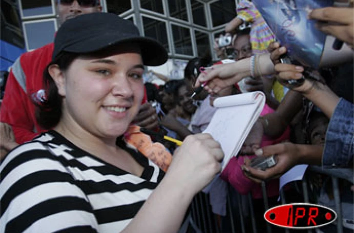 Dimanche 4 juin 2006-

Une centaine de fans attendaient à l'aéroport Roland Garros, la Réunionnaise Émilie et tous les autres membres de la Star Academy 5
