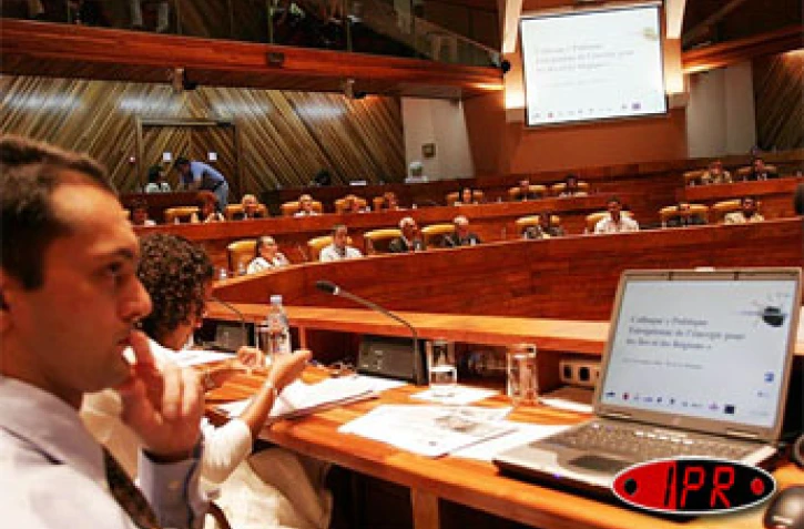 Jeudi 3 novembre 2005 -
Ouverture du colloque sur "la politique européenne de l'énergie pour les îles et les régions" au conseil régional