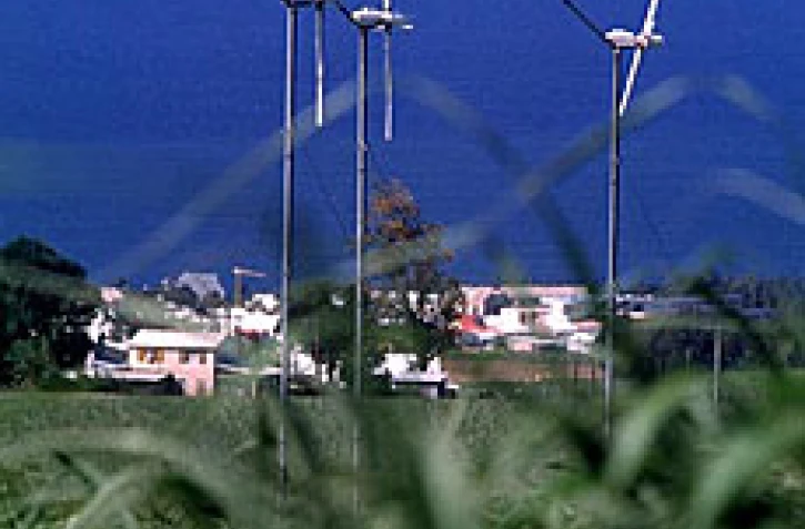 A la Réunion, l'eau et le vent peuvent être utilisées comme des énergies renouvelables susceptibles de limiter l'utilisation des centrales au fuel et au charbon.