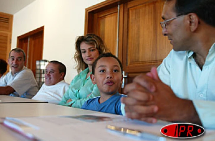 Lundi 22 novembre 2004Alan Payet et Jimmy Nayagom - ici avec tous les partenaires de l'opération -, vont aller à Paris dans le cadre du Téléthon