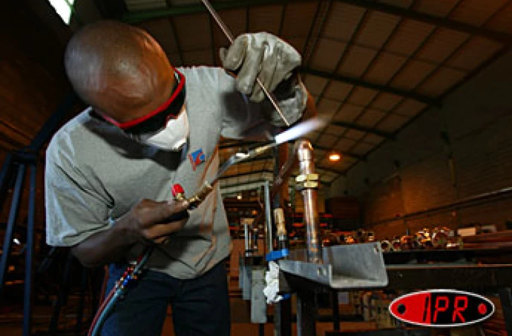 Employé de l'entreprise Giordano spécialisée dans la fabrication de chauffe - eaux solaires