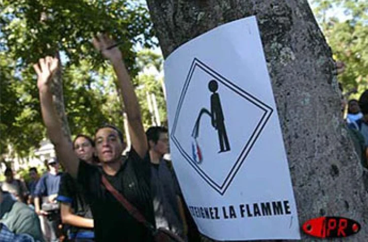 Un millier d'étudiants et de lycéens ont manifesté  mardi 23 avril 2002 à Saint-Denis contre la montée du front national et la présence de Jean-Marie Le Pen au second tour de la présidentielle