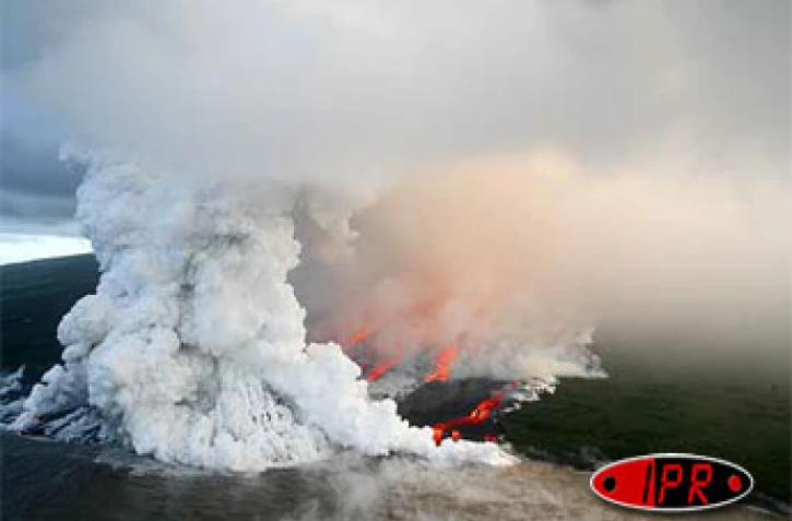 Vendredi 6 avril 2007 -
Située à l'intérieur de l'enclos, la faille éruptive est très active. Une partie du village du Tremblet a été évacuée