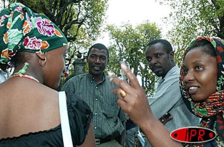Vendredi 12 novembre 2004 

Manifestion devant la préfecture pour protester contre l'expulsion d'un jeune étudiant comorien