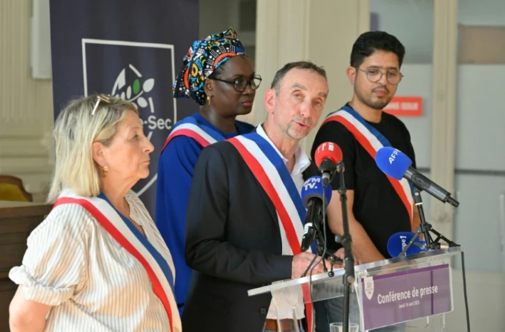 Le maire PCF de Noisy-le-Sec, Olivier Sarrabeyrouse, s'exprime lors d'une conférence de presse, à Noisy-le-Sec, en Seine-Saint-Denis, le 14 août 2025