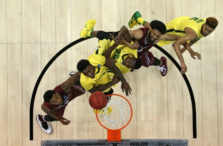 Lutte pour un rebond lors du match Saint Joseph's Hawks - Oregon Ducks du tournoi NCAA à Spokane (Etats-Unis), le 20 mars 2016