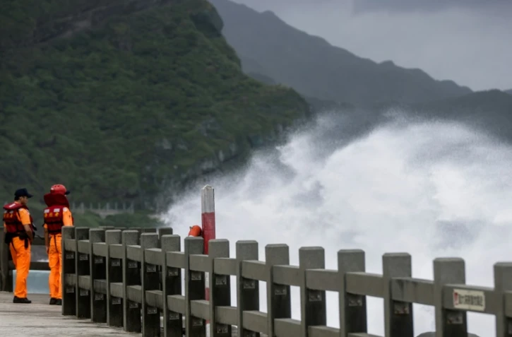 Des garde-côtes observent les fortes vagues provoquées par le typhon Koinu, le 5 octobre 2023 près de New Taipei