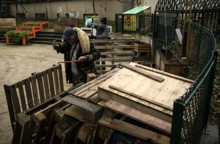 Des SDF participant au programme "Premières heures", un dispositif de retour à l'emploi mis en place par Emmaüs, le 31 janvier 2018 à Paris