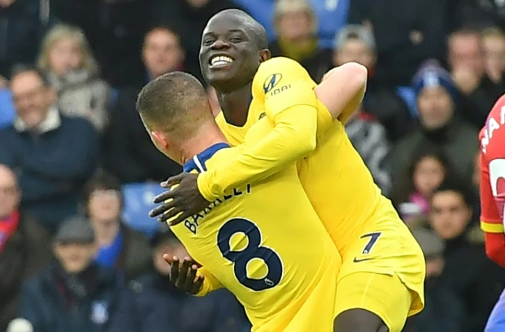Le Français N'Golo Kanté buteur pour Chelsea face à Crystal Palace et félicité par son coéquipier Ross Barkley, le 30 décembre 2018 à Selhurst Park