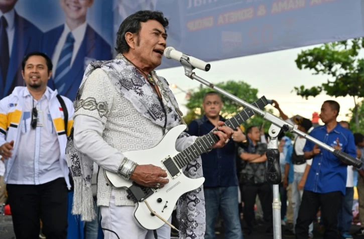 Le chanteur Rhoma Irama (g) et son groupe de dangdut "Soneta" en concert lors d'un meeting de campagne du candidat à la présidentielle Probowo Subianto, le 28 mars 2019 à Depok, en Indonésie 