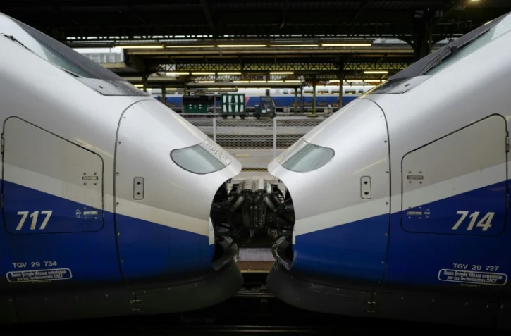 Deux motrices de TGV accouplées, le 15 février 2018 à la gare de Lyon à Paris