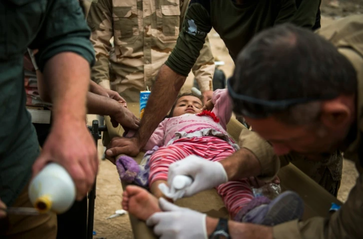 Des médecins des forces spéciales irakiennes et des volontaires slovaques soignent une fillette irakienne à Mossoul, le 15 novembre 2016