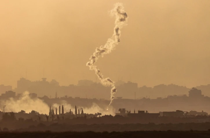 Photo d'un bombardement israélien dans la bande de Gaza prise depuis le sud d'Israël, le 8 novembre 2023 