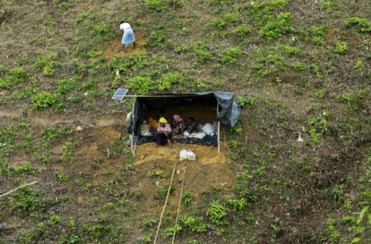 Des Rohingyas, minorité musulmane de Birmanie, sont regroupés sous un abri de fortune à Ukhia, dans le no-man's land entre le Bangladesh et la Birmanie, le 4 septembre 2017