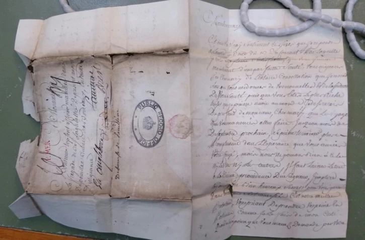 Photo prise par les archives nationales britanniques et diffusée par l'Unversité de Cambridge le 2 novembre 2023 d'une lettre d'amour écrite par Anne Le Cerf, à son époux Jean Topsent, un marin français