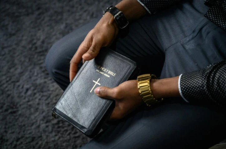 Lamin, un jeune Gambien âgé de 23 ans, attend une  interview avec l'AFP dans un appartement en banlieue de Moscou, le 27 février 2019