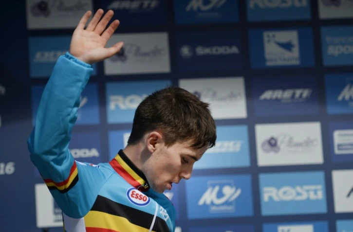 Le jeune coureur belge Bjorg Lambrecht sur le podium du Championnat d'Europe des moins de 23 ans, le 17 septembre 2016 à Plumelec, en France