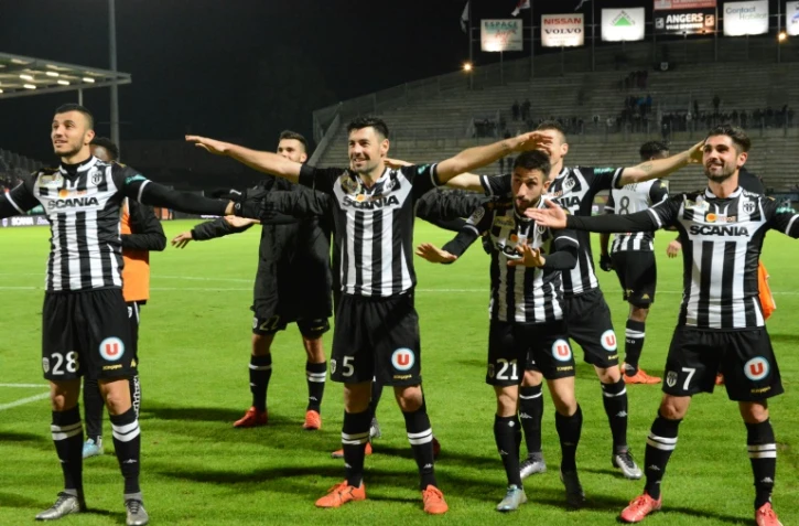 Les joueurs du SCO d'Angers, vainqueurs de Lille, le 28 novembre 2015 sur leur pelouse au stade Jean-Bouin