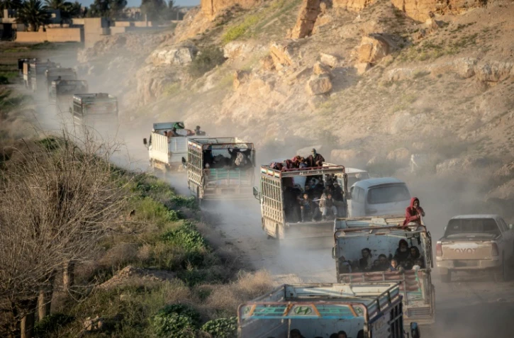 Des camions évacuent des personnes qui ont fui le dernier réduit du groupe Etat islamique dans le village de Baghouz en Syrie, le 4 mars 2019