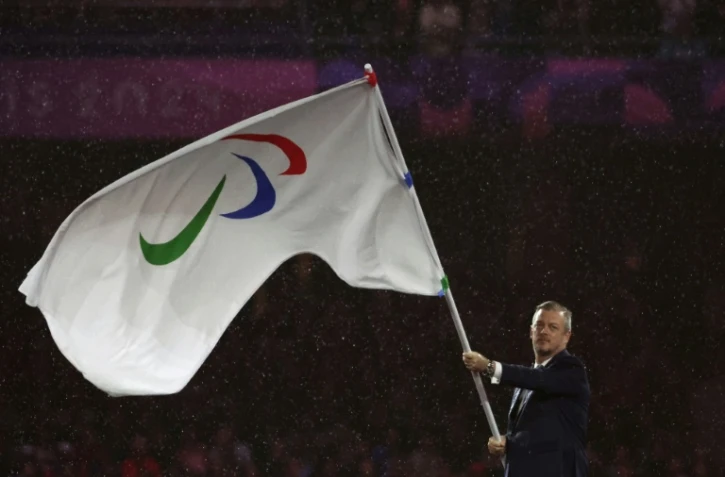 Le drapeau paralympique porté par le président du Comité international (IPC) Andrew Parsons, lors de la cérémonie des Jeux de Paris, le 8 septembre 2024