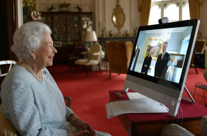 La reine Elizabeth II parle à l'ambassadeur de Hongrie par lien vidéo depuis le château de Windsor sur une photo fournie par Buckingham Palace le 4 décembre 2020