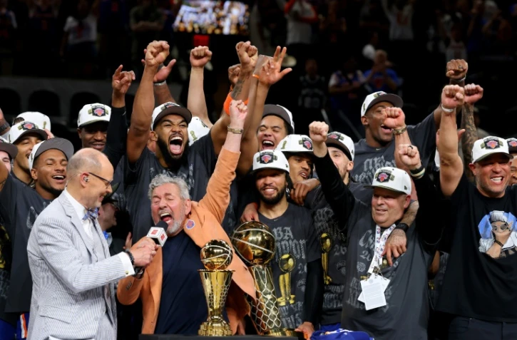Les New York Knicks célèbrent leur victoire face aux San Antonio Spurs, le 13 juin 2026 à San Antonio aux Etats-Unis