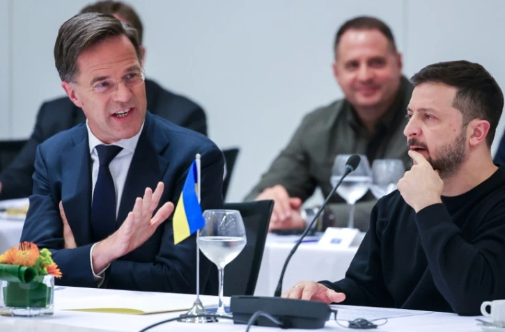Le secrétaire général de l'Otan Mark Rutte (g) et le président ukrainien Volodymyr Zelensky au siège de l'organisation, le 17 octobre 2024 à Bruxelles