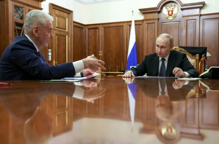 Le président russe Vladimir Poutine (d) et le maire de Moscou Sergueï Sobianine au Kremlin, le 5 mai 2025 à Moscou