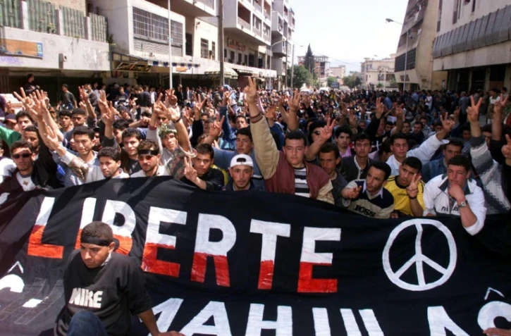 Des dizaines de milliers de Berbères marquent l'anniversaire de la répression brutale des manifestations du "Printemps berbère" à Beni Douala, dans la région algérienne de Kabylie le 20 avril 2002