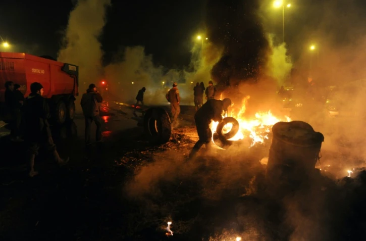 Des agriculteurs en colère brûlent des pneus durant une manifestation à Quimper, le 27 janvier 2016