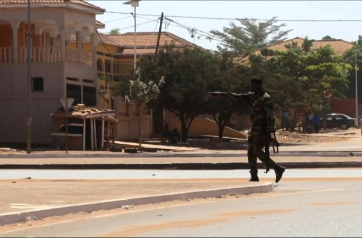 Un soldat en patrouille près du palais du gouvernement, à Bissau, la capitale de Guinée-Bissau, le 1er février 2022
