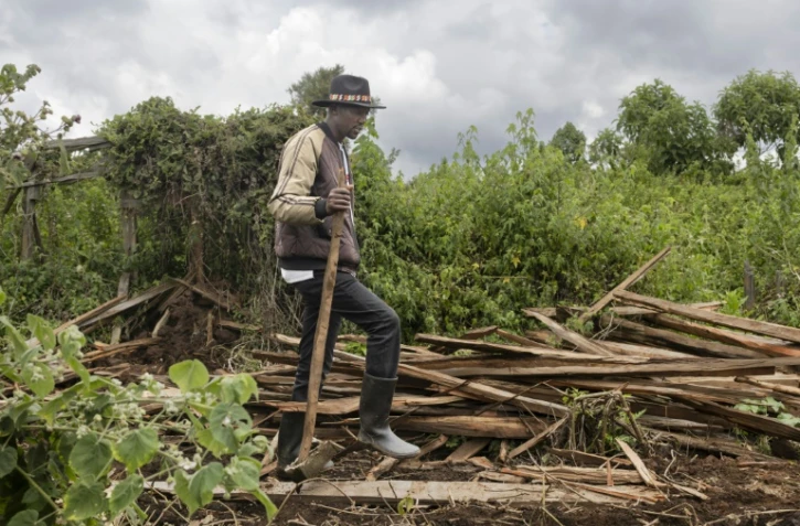 Fred Ngusilo, militant des droits humains de la communauté Ogiek, fouille les débris de sa maison familale dans la forêt de Mau, dans le comté de Narok, le 16 août 2025 au Kenya