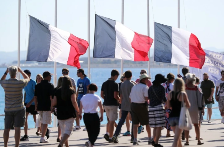 Des drapeaux en berne sur la Promenade des Anglais le 16 juillet 2016 Ă Nice