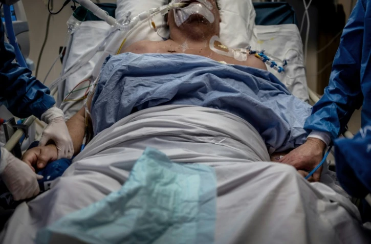 Un malade du Covid traité par le personnel soignant le 6 novembre 2020 dans l'unité de soins intensifs de l'Hôpital Privé de la Loire, à Saint-Etienne