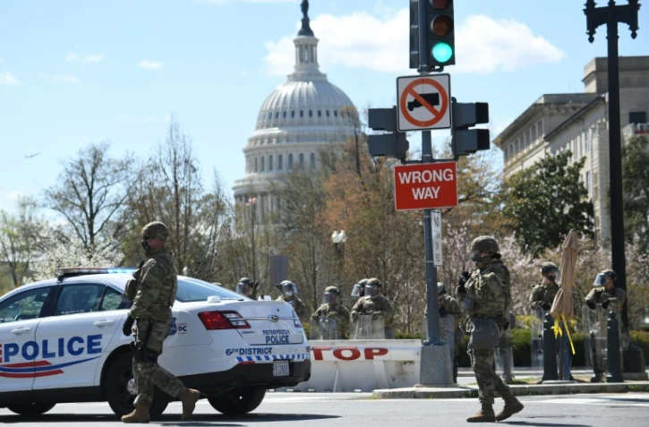 Des membres de la garde nationale devant le Capitole, après une attaque, le 2 avril 2021